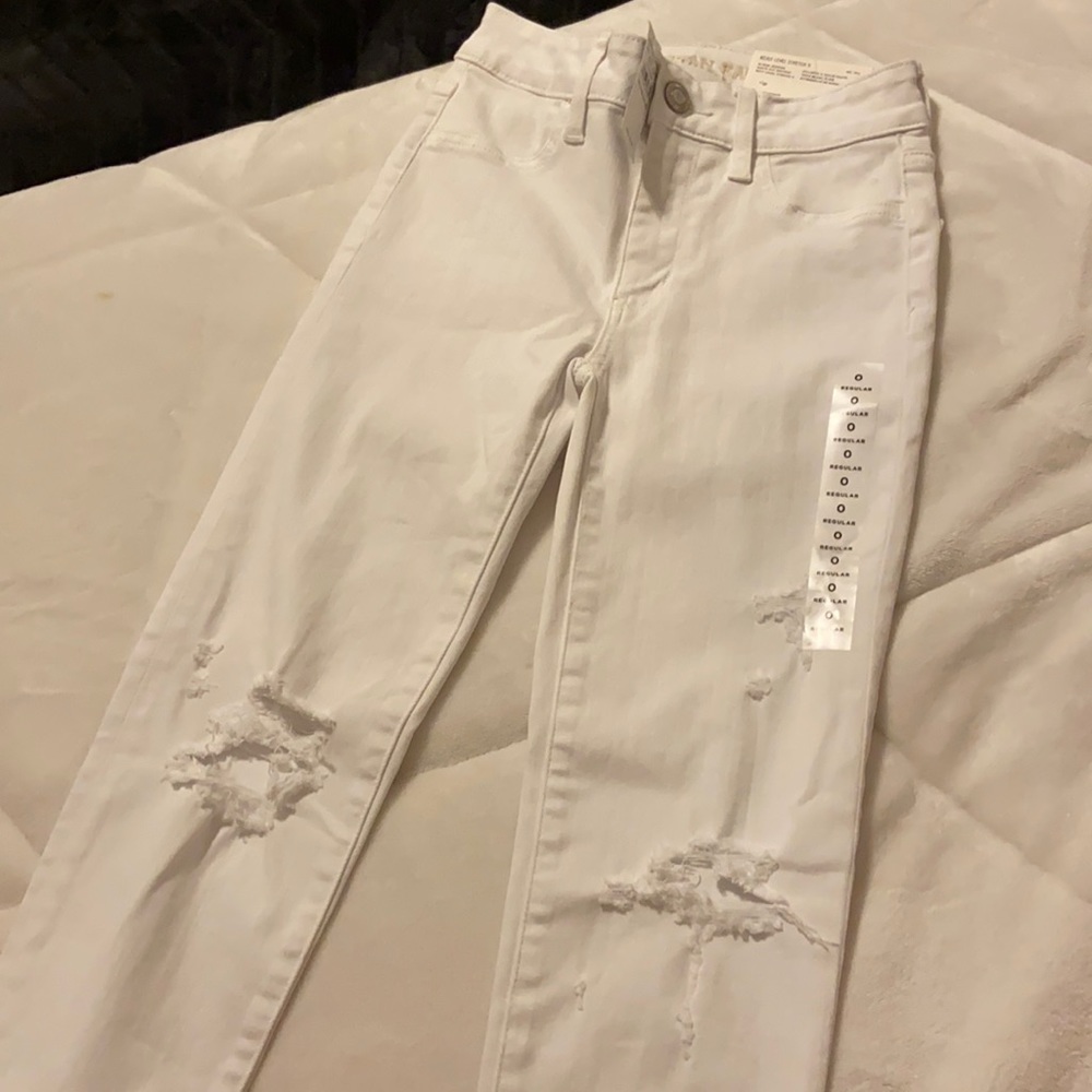 white jeans with ripped knees WITH TAGS